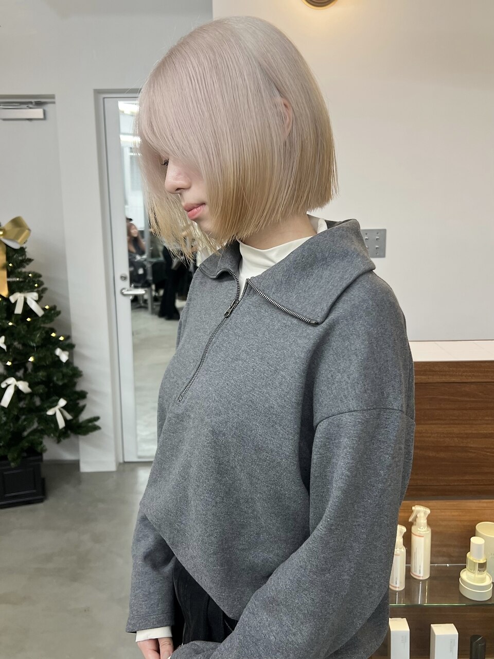 ホワイトカラー/ブリーチ/ダブルカラー【梅田】：L247438458｜リヴ