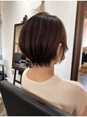 ピンクベージュレイヤーボブニュアンスカラー外ハネボブショート