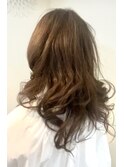 ロングヘアが巻き髪でゴージャススタイルになる