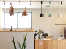 エホン(ehon)の雰囲気（観葉植物が多くあり、カフェのような空間を演出しています。）