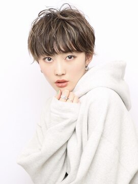 耳かけ×束感ショート／柔らかハイライトで立体感　大西真人
