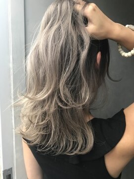 ジーナ(XENA) クリスタルホワイト