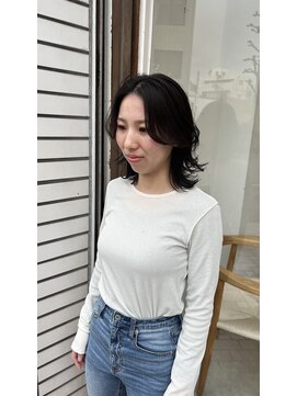 シュプール(SPUR) ミディアム小顔レイヤー/センターパート,黒髪外ハネウェーブ