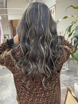 マリアナ(Mariana) ハイライトショートヘアレイヤーカットダブルカラー