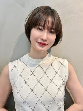 メゾンドムニ 恵比寿(Maison de MUNi) "大人可愛いショート前下がり刈り上げボブナチュラルブラウン "