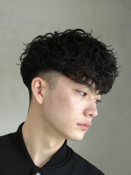 フィフス 渋谷(fifth) 渋谷スペインカールメンズカットセンターパートテーパーフェード