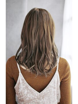 シュシュット(chouchoute) 吉祥寺3分黒髪ホワイトアッシュショートパーマエアリーミディ075