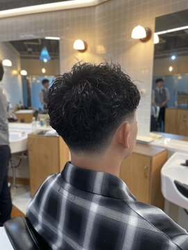 ゼロスバーバー(0's BARBER SHOP) メンズパーマスキンフェードツイスパ黒髪ビジネススパイラル
