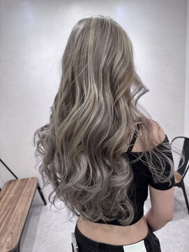 ジゼル(gisele) ロングヘア×レイヤー×白髪ぼかし×20～50代×ハイライト