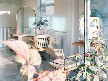 ルトワプラス(Lutowa plus)の写真/自然な光が差し込む解放感たっぷりな店内でゆったりしたSalonTimeをお過ごしくださいー*【Lutowa plus】