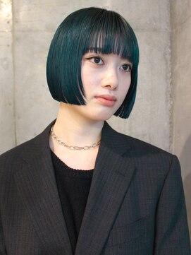 根元残しで馴染みのいいターコイズブルー×モードなミニボブ