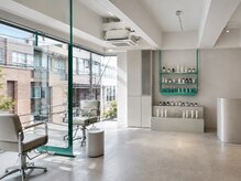 ルトワフクロマチ(Lutowa Fukuromachi)の雰囲気（オシャレで開放感のある店内◎[袋町/髪質改善/レイヤーカット]）