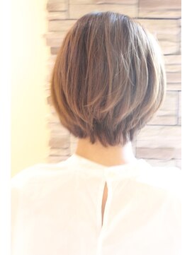 レウナ 外苑前(Reuna) 30代40代に人気シルエットが綺麗に見えるショートボブ