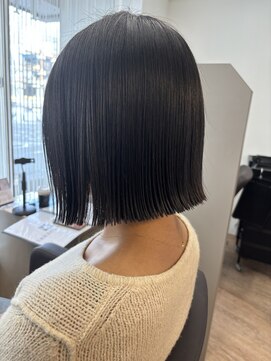 ジエクト ヴィシア(The Ect VIXIA) ヘイリーボブ　外ハネ　ぷつっとボブ　切りっぱなし　縮毛矯正