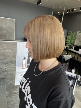 グリッター(GLITTER) 前下がりボブ　ハイトーンベージュ