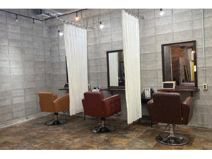 アイナ(AINA)の写真