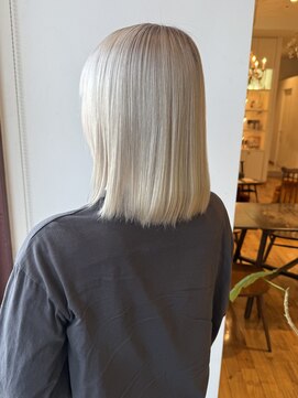ルッツ(Lutz. hair design) 3/24 ハイトーン　ホワイトブロンド【千代田彩夏】