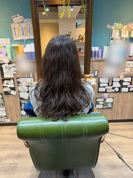 フィッシュボーン(Fish Bone)の写真/「クセが強くて活かしたい！」そんなあなたの髪の毛を活かして、ウェーブヘアっぽくお洒落にします☆