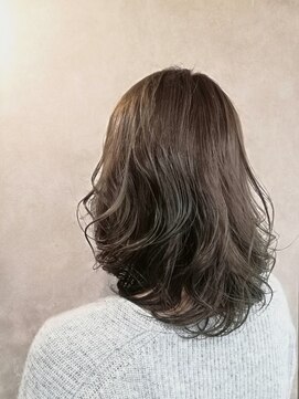 ヘアアンドスパ メロウ(hair and spa mellow) アッシュベージュミディ ラフウェーブ
