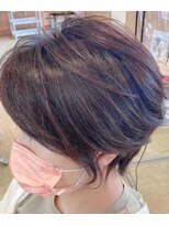 マニス(manis)&nbsp;ショートヘア顔周りワインレッドシースルー前髪 透明感カラー