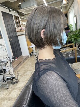 イット(it.) it.Style ショート グレージュ アッシュグレー ブリーチ