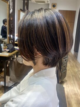 ヘアリゾート粋 新宿三丁目本店 《前地　麻衣》前下がりショート/ハイライト