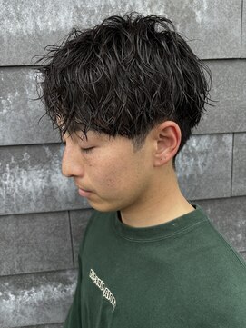 ヒュイル バイ ニアウ(Hwyl by Niau) メンズセンターパートツイストスパイラルシャドウパーマ眉毛