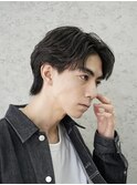 大人の抜け感を演出する、今トレンドのフェザーパーマ