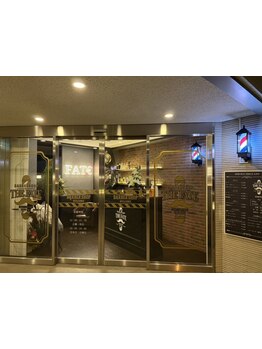 忙しい男のためのサロン。平日は22：30まで営業。仕事終わりにサクッと寄れて、清潔感が続くヘアに。