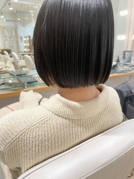 ネオリーブ チロル 横浜西口店(Neolive CiroL.) 黒髪 艶暗カラー 切りっぱなしボブ