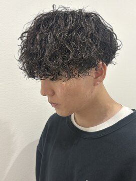 ヒュイル バイ ニアウ(Hwyl by Niau) 刈り上げセンターパート/波巻きツイストスパイラル/伊勢崎