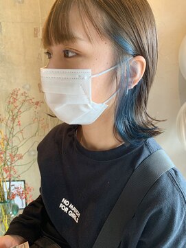 シー 岡崎(,SHE) 切りっぱなしボブとチラ見えアッシュのバイカラーミディアム