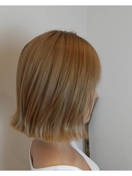 ハティ(hati) ミルクティーベイジュ　外ハネロブ