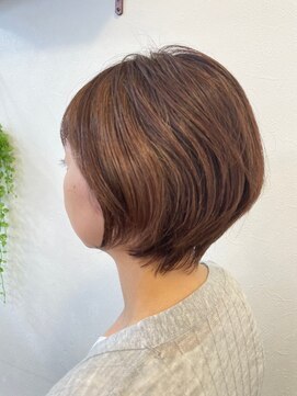 リリー LILY ヘアー メイク HAIR アンド & MAKE ウォームブラウンひし形小顔コンパクトショート30代40代50代