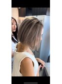 レイヤーボブハイライトブリーチレイヤーハイトーングレージュ