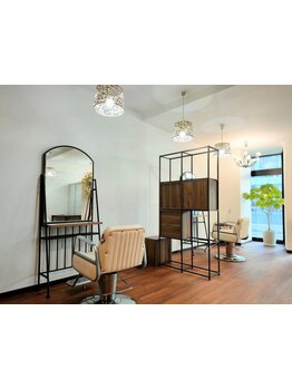 落ち着いた雰囲気のプライベートサロンで、“似合わせ×理想”のスタイルを叶えませんか。