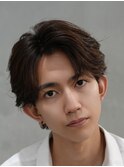 大人の抜け感を演出する、今トレンドのフェザーパーマ