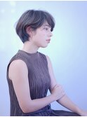 シルエットを追求したナチュラルなショート
