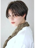 ３０代　センターパート　前髪長め　黒髪　ショートヘア