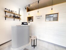 スリーヘアー(THREE hair)の雰囲気（白を基調とした清潔感ある店内【髪質改善】）