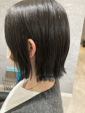 ガーベラ(gerbera) モノトーン×切りっぱなしボブ