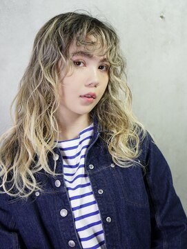 コイ(coii) 透明感ブロンドのウェーブミディ