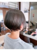 ナチュラルな華やかさの艶髪大人ハンサムショート 冬カラー