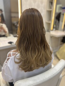 フレア(FLAiR) 10代20代まろやかベージュグラデーションカラーコテ巻きスタイル