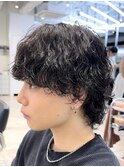 渋谷メンズミディアムパーマセンターパート緩めサーフカール