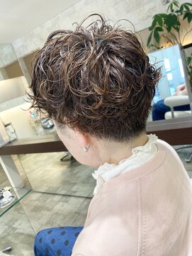 プレフェレプレフェ(prefere prefe) otona design ショートパーマ×白髪ぼかし