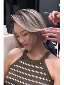 ヌエン 渋谷(NU/EN) プラチナブロンドのシャドールーツと髪質改善でうる艶髪に！