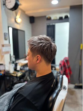 ザ ブライト バーバー(The BRIGHT BARBER) アッシュグレージュ ツーブロ 下3mm