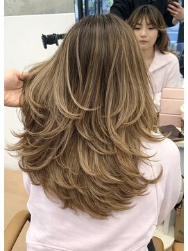 ヌエン 渋谷(NU/EN) ミディアムバタフライレイヤー/バレイヤージュ/ハイライト