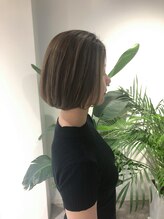 髪の痛みが大きい方、癖はあまり無いがまとまりづらい方は髪質改善トリートメントがおすすめです。